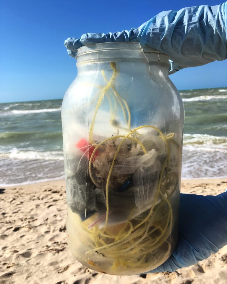 Turismo, principal actividad que genera contaminación plástica en playas de Yucatán